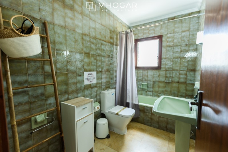 Venta - Oportunidad de inversión, Villa mediterránea frente a Cala Baladrar con apartamentos independientes y local comercial, Benissa, Costa Blanca!